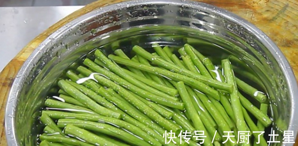 下饭|厨师长炒的长豆角一周都吃不腻,脆嫩入味又下饭,学会自己在家做!