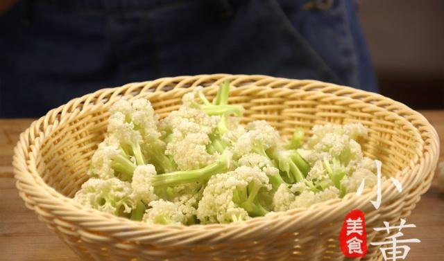 菜花不要再炒着吃了，大厨教你新做法，做出来一盘不够吃