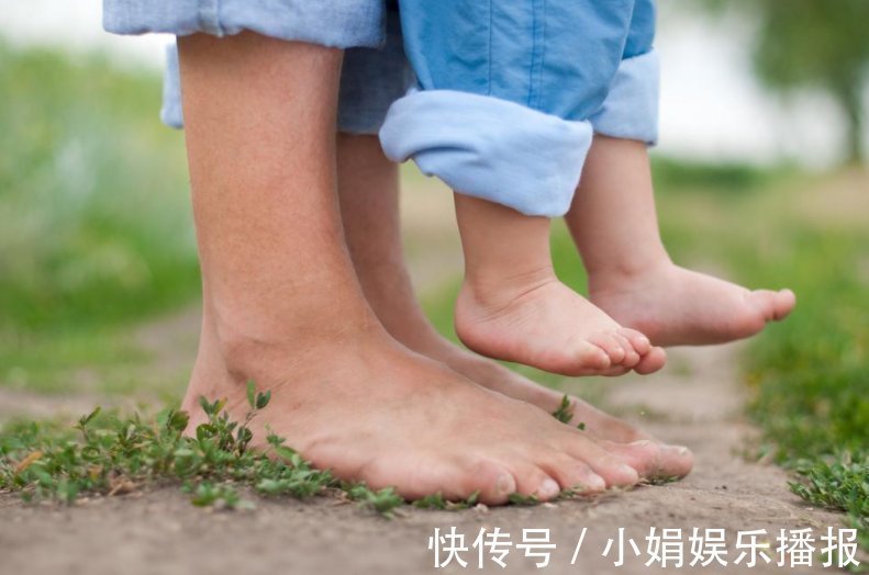 团子|宝宝担心脚丫沾地,苦练“空中一字马”,你家有“同款”娃吗?