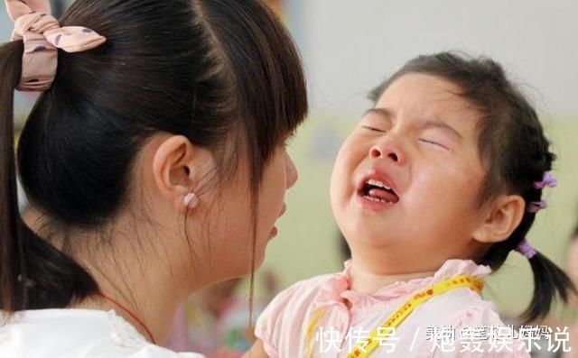 教育方式|为拒绝儿子买玩具,宝爸“就地打滚”,儿子面露尴尬不知所措