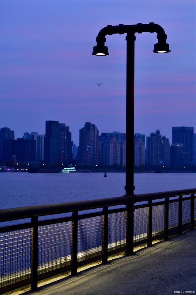 遥忆|路灯诗词24首:灯晖暗暗照城墙,柳舞河风宜纳凉