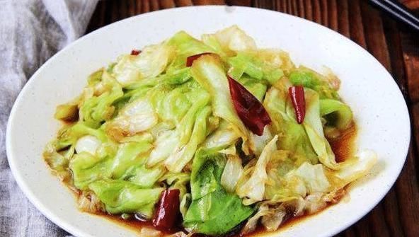 水煮包菜|炒包菜时,先焯水还是直接炒?有人总做错,难怪包菜吃着不香不脆