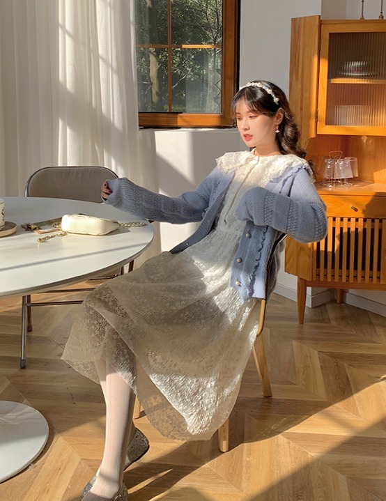 初春的温柔穿搭得这样穿!薄外套+奶油裙,真女人的时髦穿法