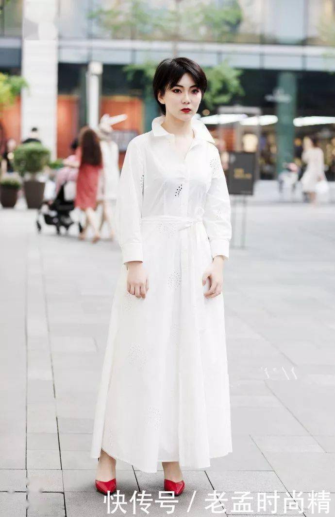 美女脚上一双带有铆钉的尖头高跟鞋, 让双腿展示修长优雅的魅力