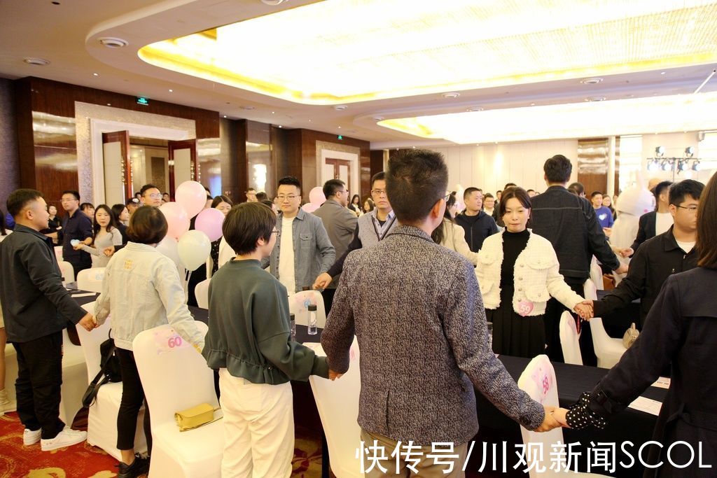 嘉宾们#这场联谊活动:大屏上弹幕互动倾情表白,5对单身职工牵手成功