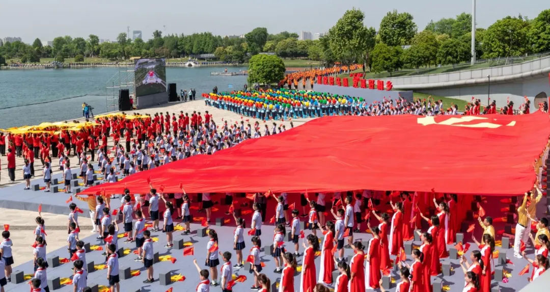 凤凰湖畔，同唱一首赞歌！