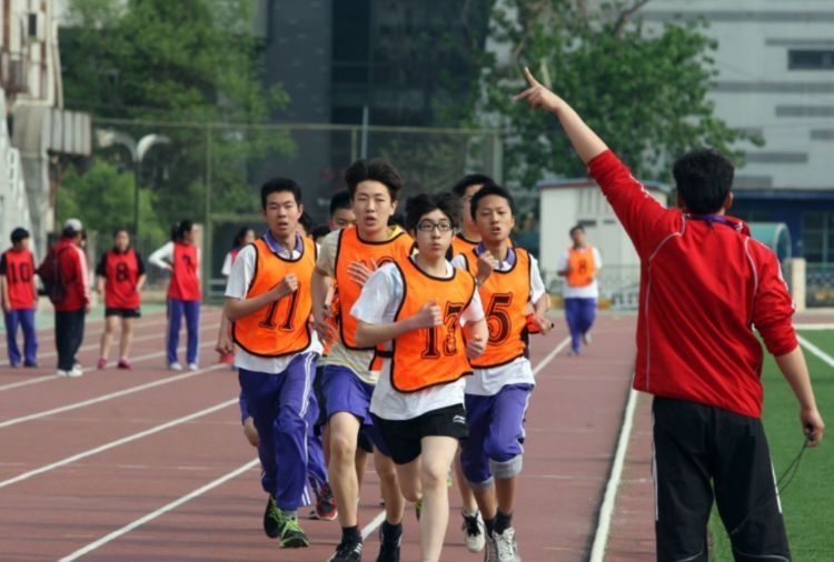 跑步法|体育老师公认的“省力”跑步法,学生长跑不怕累,提前了解不吃亏