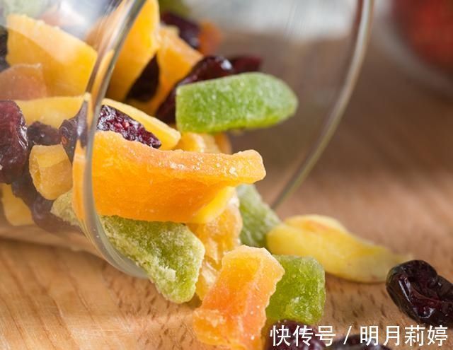 蜜饯|孩子正在无形中被“催熟”,这3种上黑榜的零食,别再给娃吃了