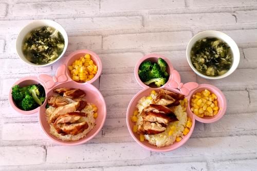  孩子放寒假，在家吃饭要求摆盘好看，妈妈端上桌，孩子全光盘