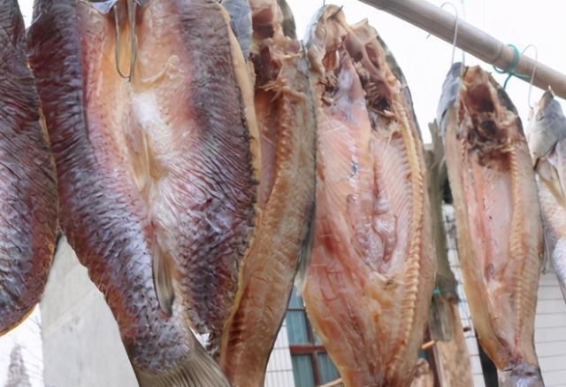 冬天|秋后,碰到草鱼我从不手软,一次买20斤,晒干存放,冬天吃特香