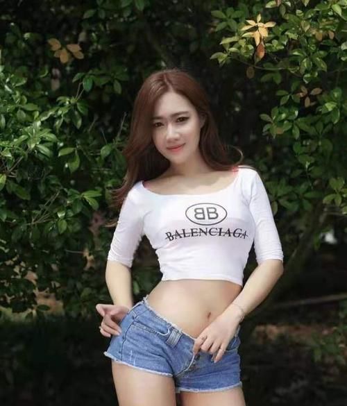 好身材|紧身牛仔裤小美女，展现好身材，美艳十足！