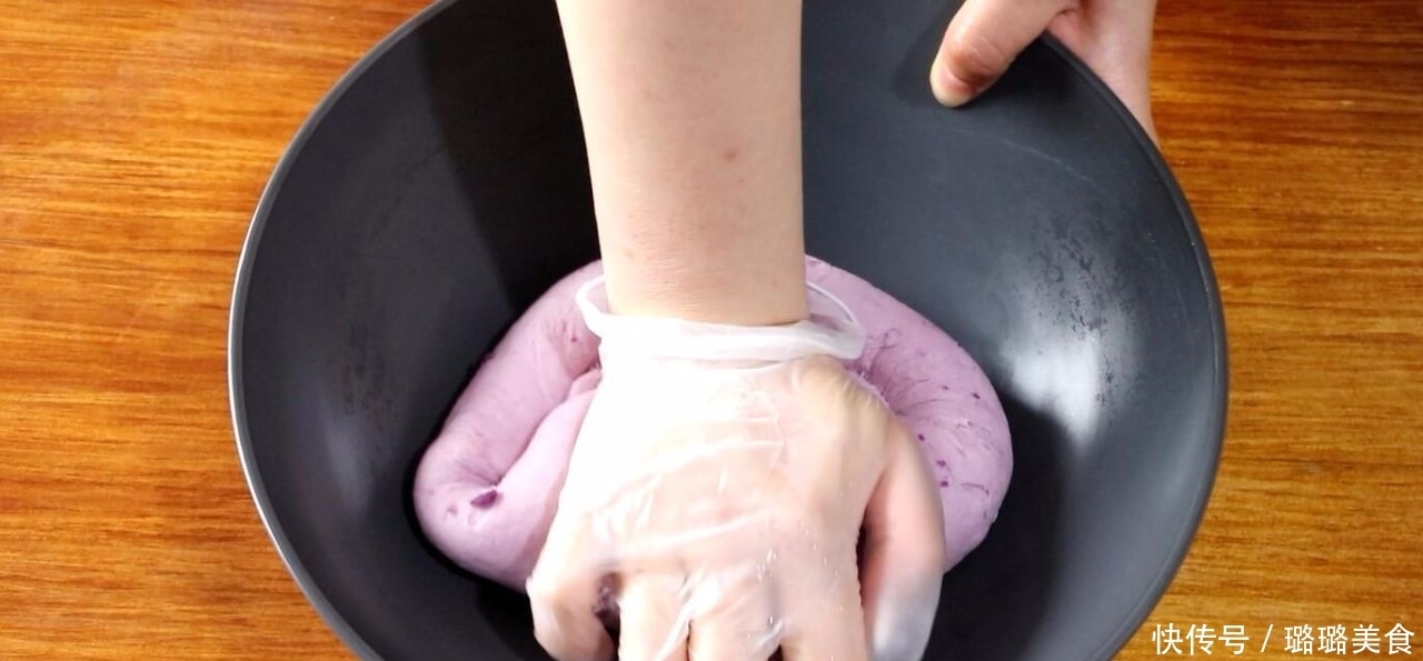 这是面粉的懒人做法,和面不加水,做出的馒头松软不塌,香甜可口