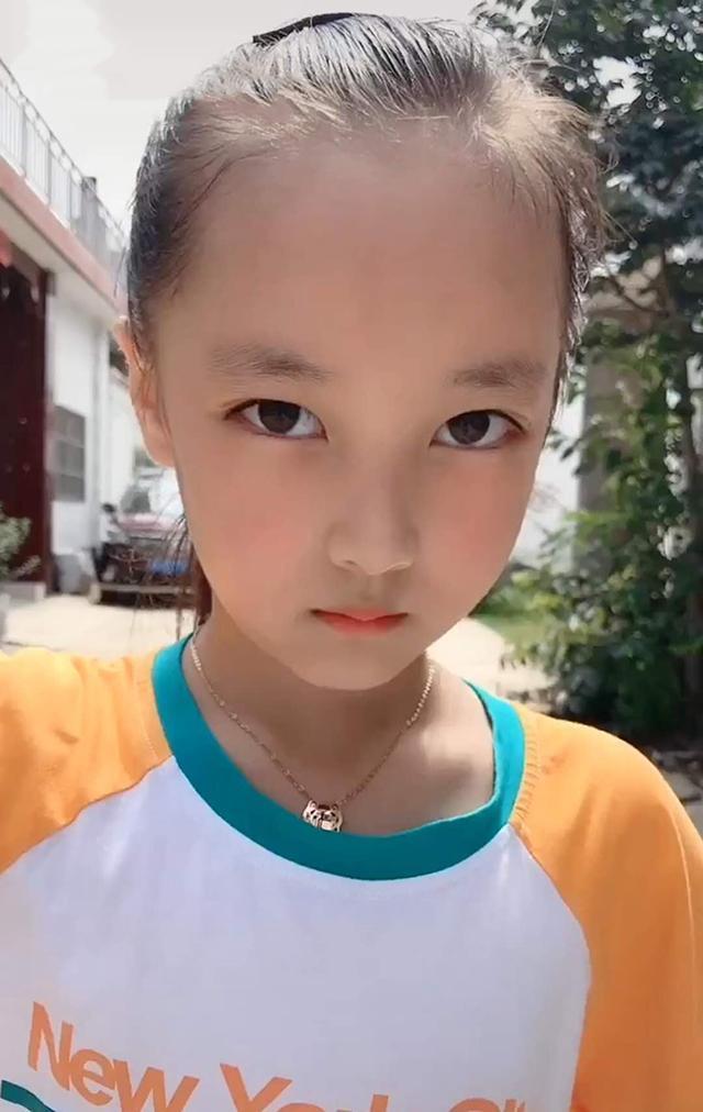 弟弟|弟弟中午不回家吃饭,姐姐扛拖把追打弟弟3条街,气势逼人惹人笑