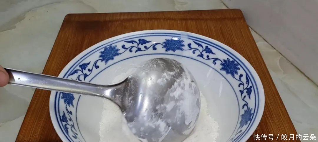 花生|油条怎么做才最好吃吗,加半斤花生,不吃面食的孩子也说香,好吃!