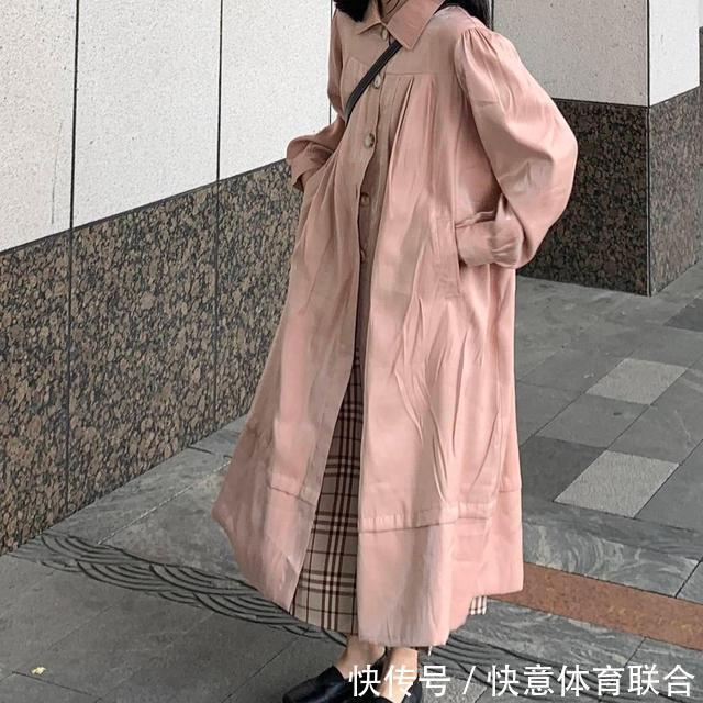 温柔米色风衣是秋天“专属色”,OVERSIZE版型,上身大气又时髦