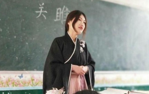 历史!老师穿汉服上课引热议,历史老师穿“龙袍”,奇装异服装扮成潮流