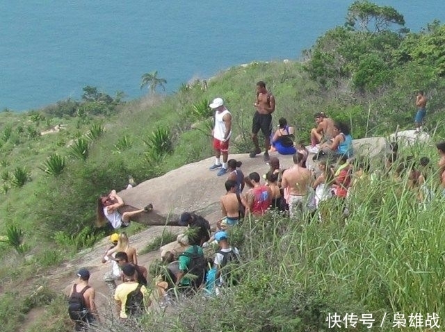 情侣在悬崖上拍出“高难度”照片，镜头往后一拉，众人瞬间无语