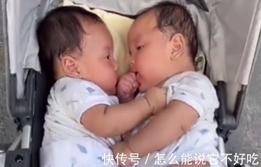 宝宝|双胞胎宝宝互相吃各自的小手火了,网友:口欲期爸妈可要重视起来