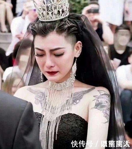 还记得爆红的“黑婚纱新娘”吗？素颜亮相商场，美到认不出来