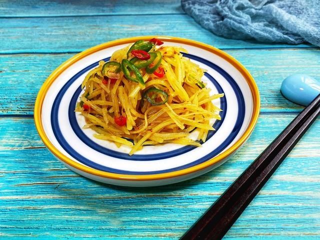 炝拌土豆丝|土豆的另一种新吃法，脆爽开胃，好吃得停不下筷子