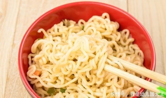 好处|这3种孩子“最爱”的小零食,家长尽量少给孩子吃,吃多了没好处!