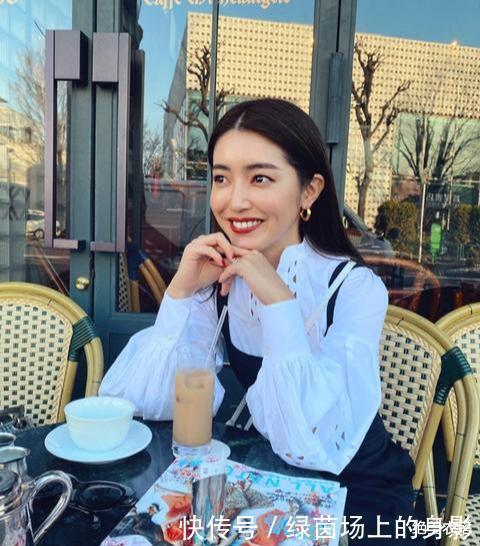 五官最美、长相惊艳,日本模特的“大气熟龄风”穿搭,太让人喜欢