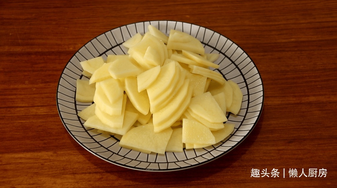 土豆别再炖肉了,教你一个新吃法,好吃到停不下来,比吃肉香!