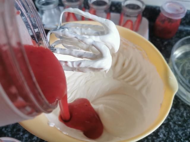 孩子在家吵着吃蛋糕,无奈之下自己动手给孩子做,孩子吃了一半