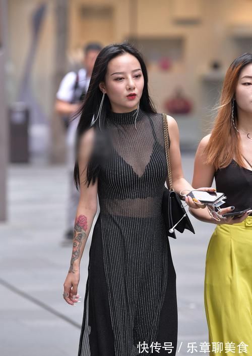 阔腿裤 80后跟90后成闺蜜,穿搭各有品味,网友还是姐姐美一点