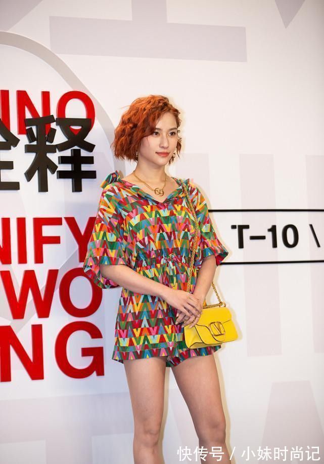 t恤|何超莲有何超琼的影子了,穿迷你印花装挺大方,短发看着更加迷人