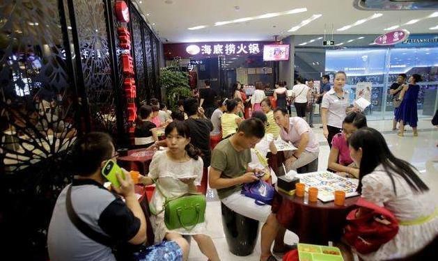 服务员|吃海底捞时,服务员“最怕”遇到的4种人,老板下次别让他进门