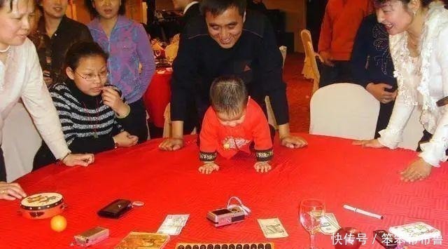 小宝宝|“抓周”仪式上,宝宝抓到的东西令奶奶瞬间黑脸,妈妈没眼看