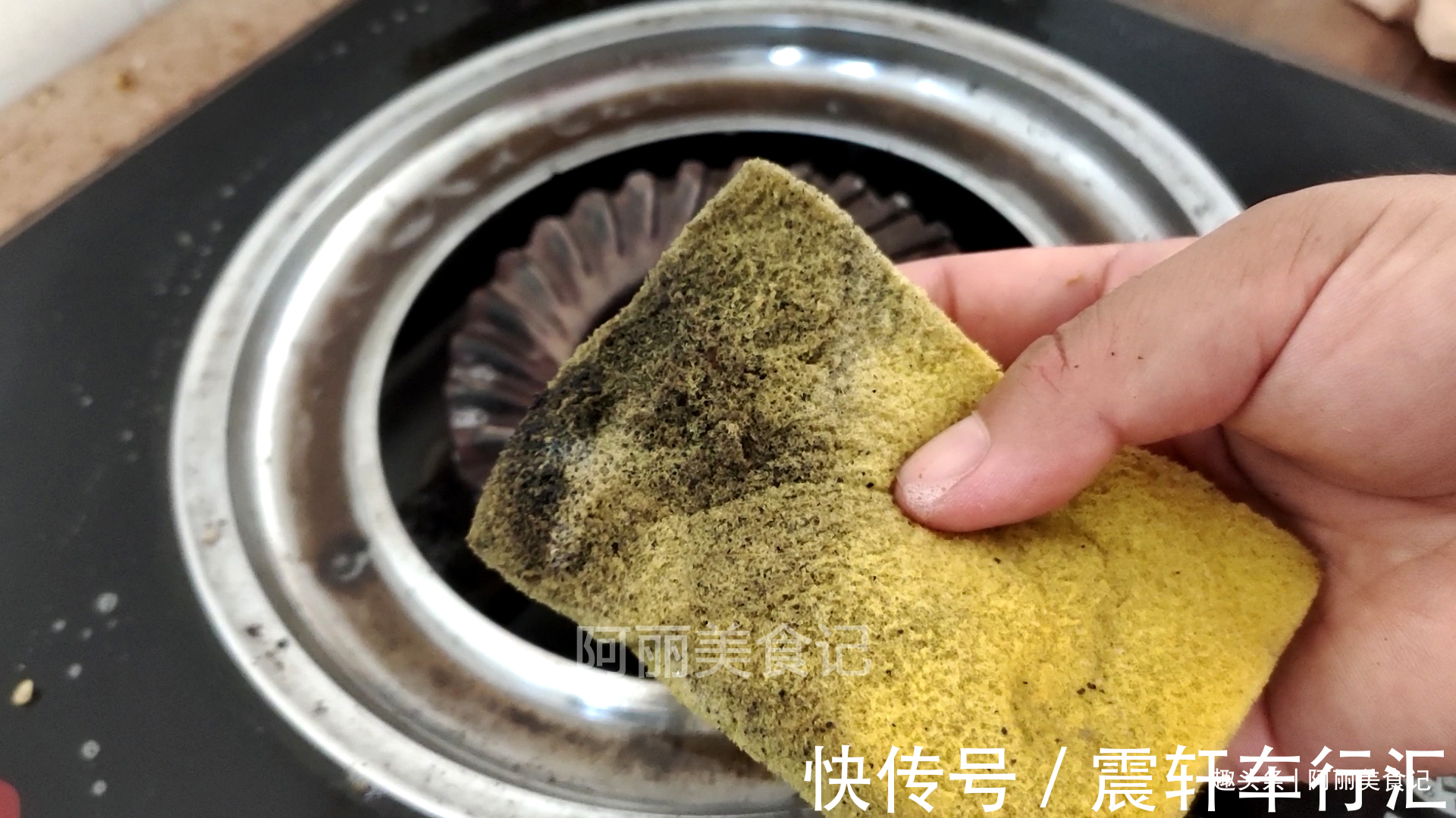 今天才知道，把白醋倒在燃气灶上，一年省出好几百开支，方便实用