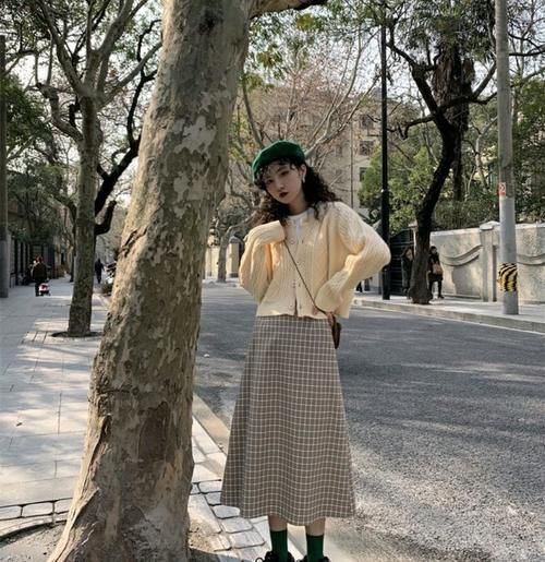 今年流行“复古小开衫＋半身长裙”，早春这么穿显瘦，优雅有气质