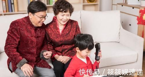 育儿观|爸爸带娃偷偷来看爷爷,看到爷爷的表情后,可以说真的是很宠溺了