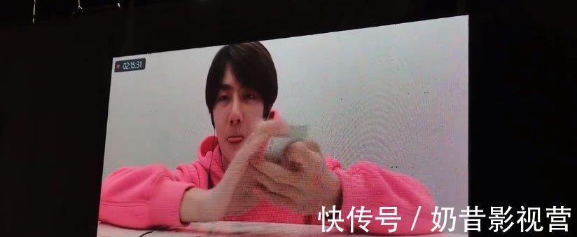 王一博线上录新节目，炫耀新魔术很有成就感，一身粉红卫衣超可爱