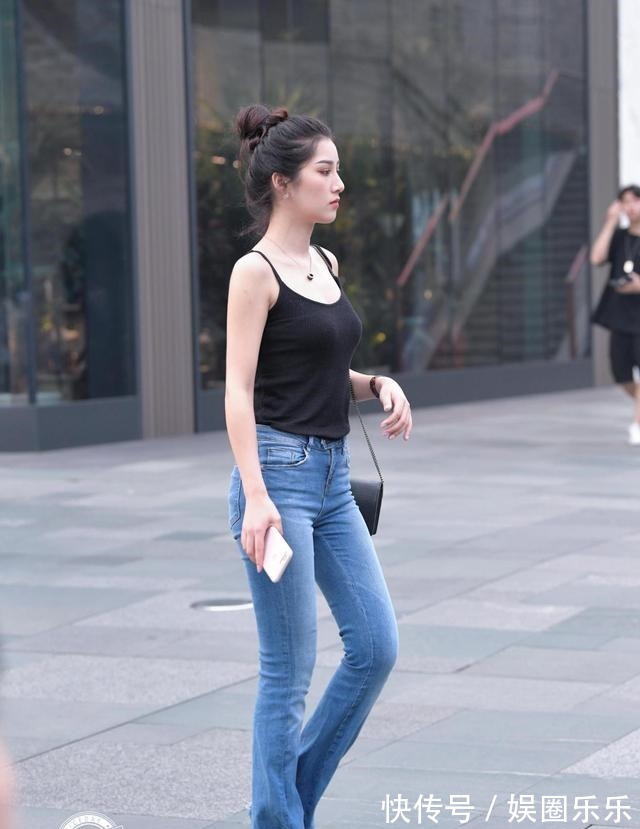 妹子们 清秀可人的打底裤美女,使人感到眼前一亮,让你帅气!