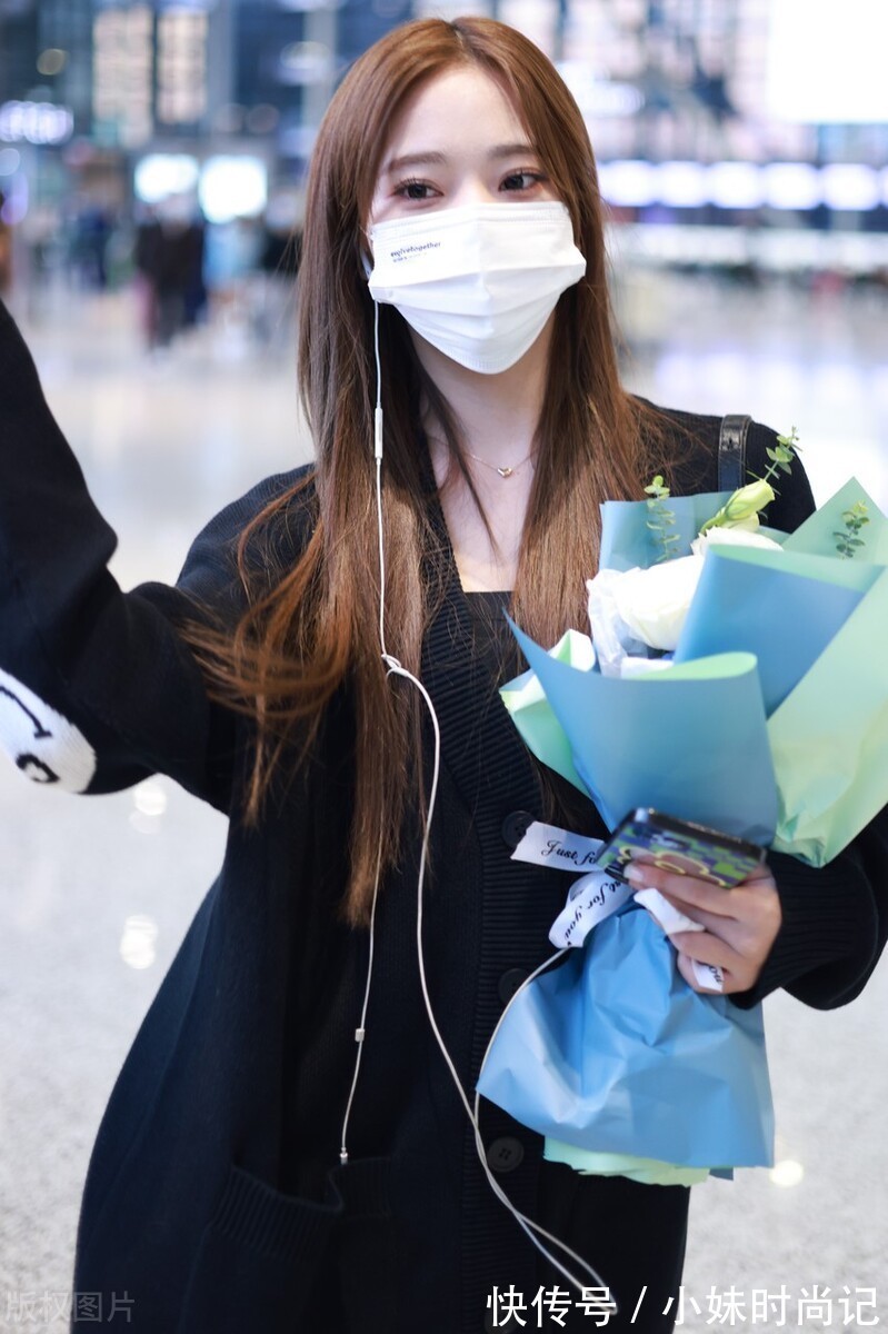 针织开衫|张紫宁穿黑色针织开衫搭配米色休闲裤,脚踩运动鞋纯净温柔