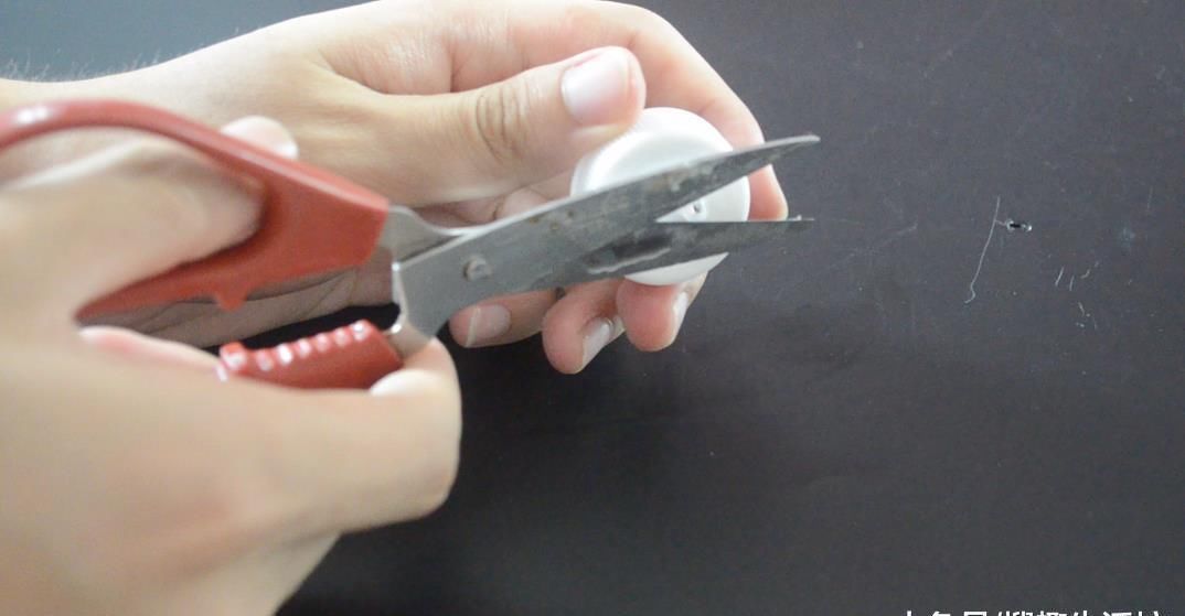 瓶盖上面戳一个洞, 没想到还有这个作用, 看完你会感谢我的