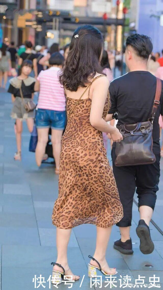 女人过了40岁,更适合穿“豹纹裙”,显瘦还时髦!