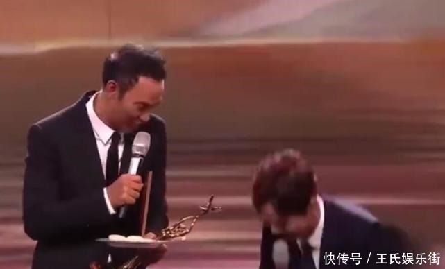 何炅|何炅金鹰奖再现高情商圆场,任达华打翻点心,何老师的反应和修养令人叫绝