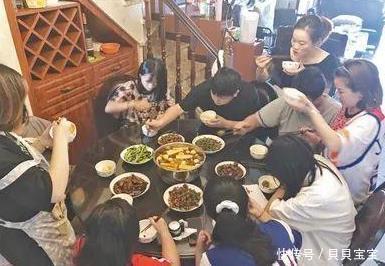 “豪横舅舅”带8个外甥过假期，吃饭排队出门，一顿能吃6斤米