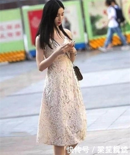 路人街拍这一位时尚靓丽的美女,高挑纤细的身材让人羡慕不已