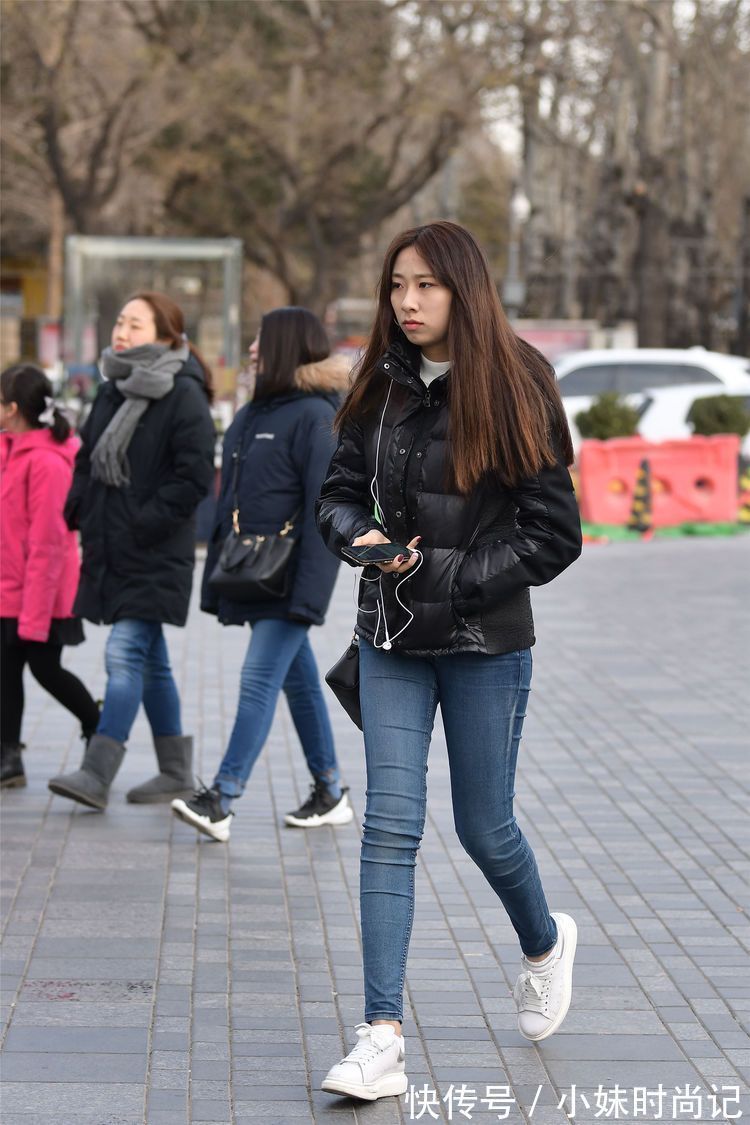 搭配 街拍:美女牛仔裤搭配短款羽绒服,身材高挑,这才是生活中的时尚