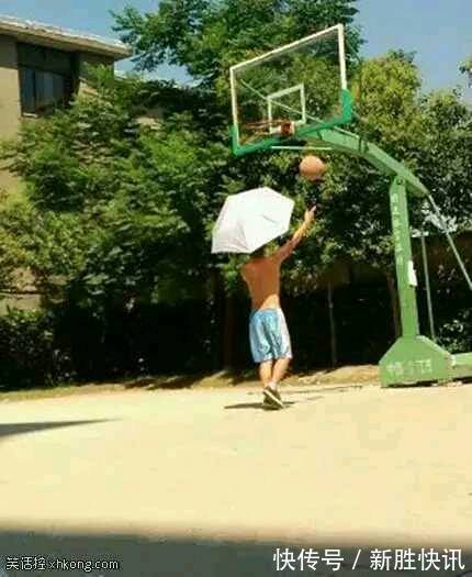 |搞笑图片幽默段子笑话哈哈哈,兄弟你打篮球怎么还撑伞呀