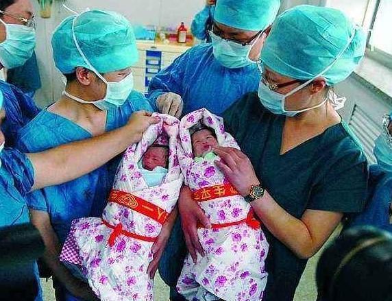 产房|双胞胎宝宝女翻男，护士出产房报喜，没想到家属却没一个开心的