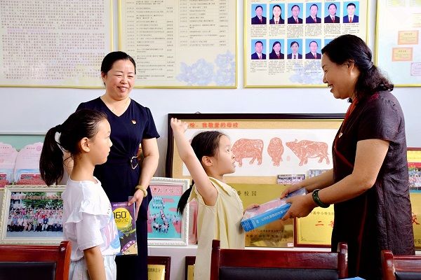 县第三小学|河南省驻马店市西平县卫健体委携手爱心企业为县第三小学捐赠图书