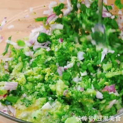  西兰花鸡蛋健康营养饼