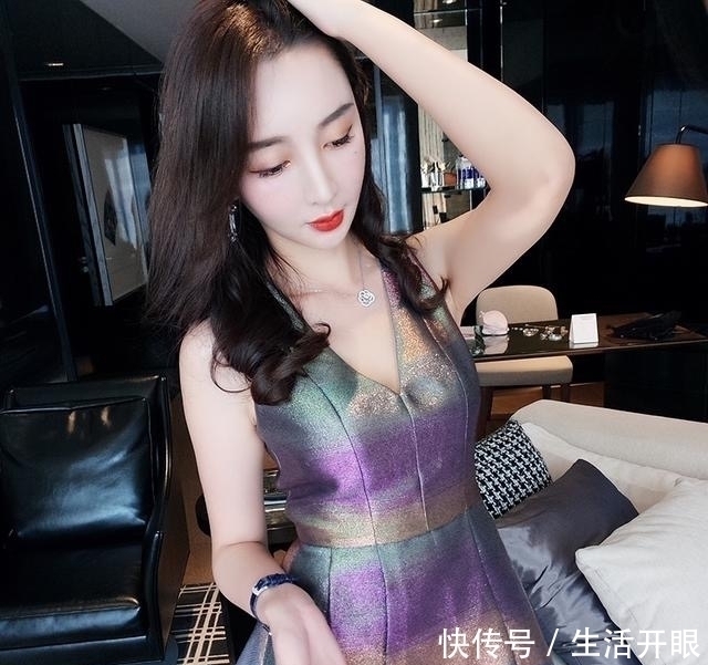 小女人|性感小姐姐搭配深V连衣裙，突显时尚、突显小女人的味道！