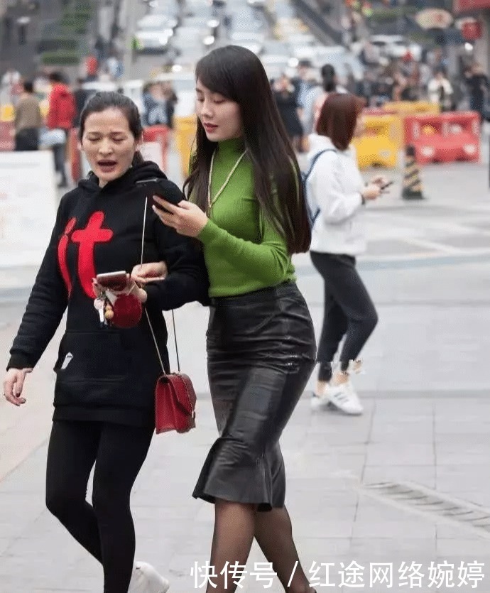 小姐姐|街拍:紧身裙丰腴小姐姐,回头率不要太高哦